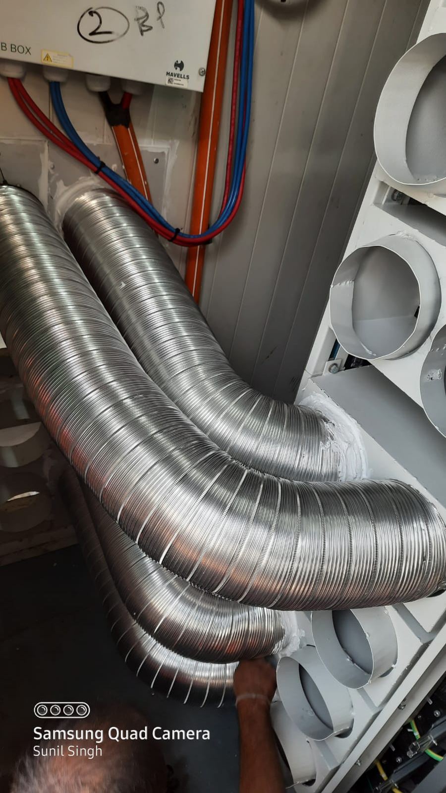 Flexible ducting routed in the shelter